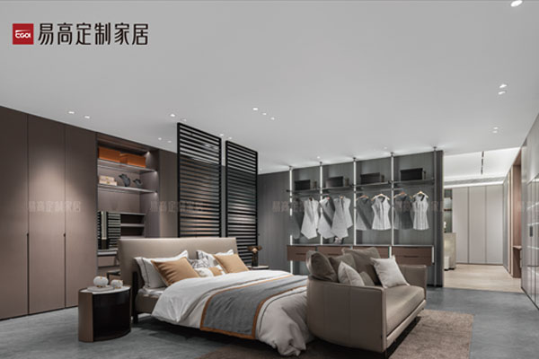  跨行能加盟全屋定制家具嗎？之前沒(méi)經(jīng)驗(yàn)?zāi)茏鰡幔? /></div>
<div>&nbsp; &nbsp; &nbsp;其次是相關(guān)內(nèi)容的培訓(xùn)，新手加盟商沒(méi)有專業(yè)的設(shè)計(jì)、銷售知識(shí)，團(tuán)隊(duì)人員組建時(shí)間不長(zhǎng)，如何配合也是個(gè)問(wèn)題，針對(duì)這一問(wèn)題，全屋定制加盟品牌一般會(huì)提供全方位的培訓(xùn)，比如設(shè)計(jì)、安裝、銷售、管理等各個(gè)方面，幫助加盟商順利度過(guò)新手期。<img src=